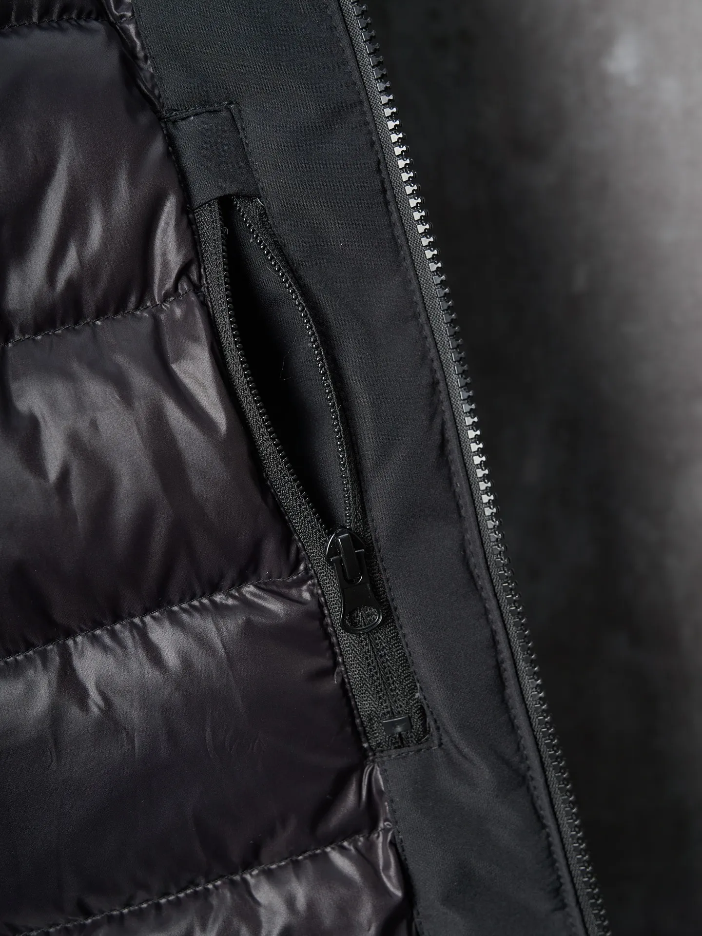 P980 Actual auction】Ralph Lauren/Ralph Lauren pony embroidered zipper hooded down jacket [Ready stock] S M L XL high-quality filling: 90 white duck down is selected, weighing 220g, ensuring excellent thermal insulation performance. After strict screening and processing, the velvet is not easy to be drilled, ensuring durability. The density of high-density nylon taffeta is about 210T-300T, with a smooth and slightly matte surface, excellent windproof and waterproof properties (with DWR water-repellent treatment), strong wrinkle resistance and easy care, in line with the positioning of American casual "durable and practical".  The inner lining is made of 100% polyamide. The high-density and tight weaving process prevents fine lint from getting out of the gaps in the fabric. The smooth surface improves the putting on and taking off experience, and the excellent wear and tear resistance ensures damage caused by frequent use, while the light and soft texture does not affect the overall weight.  The classic jacket has a slightly loose fit, slightly dropped shoulder line (shoulder width is 1-2cm wider than the standard fit), is hip-length, and has slightly tapered straight sleeves, taking into account both freedom of movement and casual style.  The adjustable Velcro on the cuffs allows you to freely adjust the tightness according to the thickness of your wrist and personal preferences, effectively preventing cold wind from intruding, and improving the warmth performance.  In terms of storage, the two front zipper pockets are convenient for you to place frequently used items, and the zipper design ensures that items are not easily lost. A built-in pocket on the left side of the chest provides a safe storage space for some small private items.  The drawstring design at the hem allows you to adjust the shape of the jacket according to your body shape and dressing needs. Whether it is loose and casual or slim and neat, you can easily control it.  Embroidery technology: Polo horse logo on the left chest: flat satin stitch embroidery (satin embroidery), embroidery thread: 100% polyester high color fastness embroidery thread (the color number is consistent with the brand’s standard red color card), stitch density 12-15 stitches/cm, the outline of the horse logo is clear, and the details of the rider and horse are burr-free.  Embroidery positioning: precise positioning through the template (12cm from the neckline and 8cm from the placket) to ensure left and right symmetry and centering.